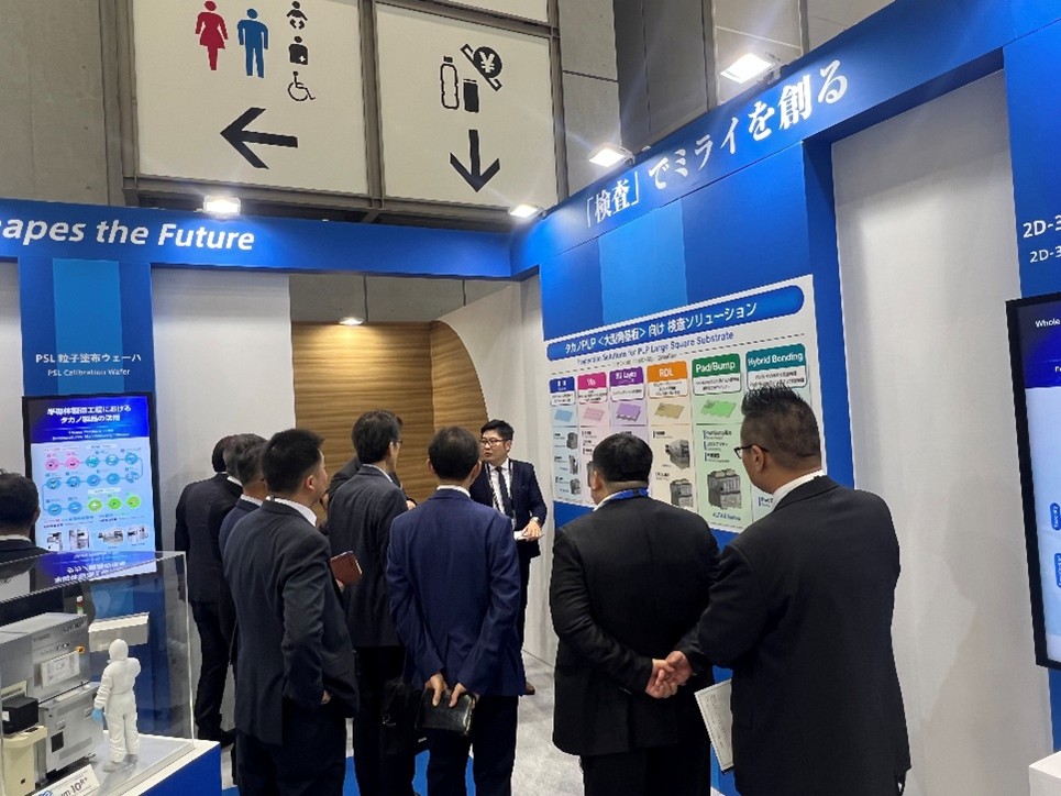 ブースでの説明風景